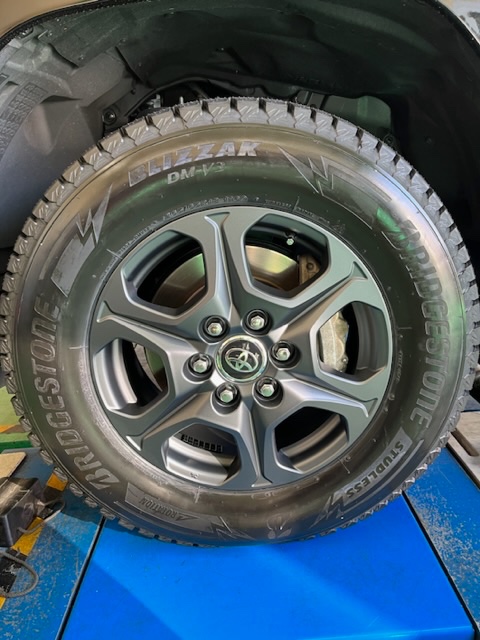 トヨタ【ランドクルーザー300】スタッドレスタイヤセット取り付け