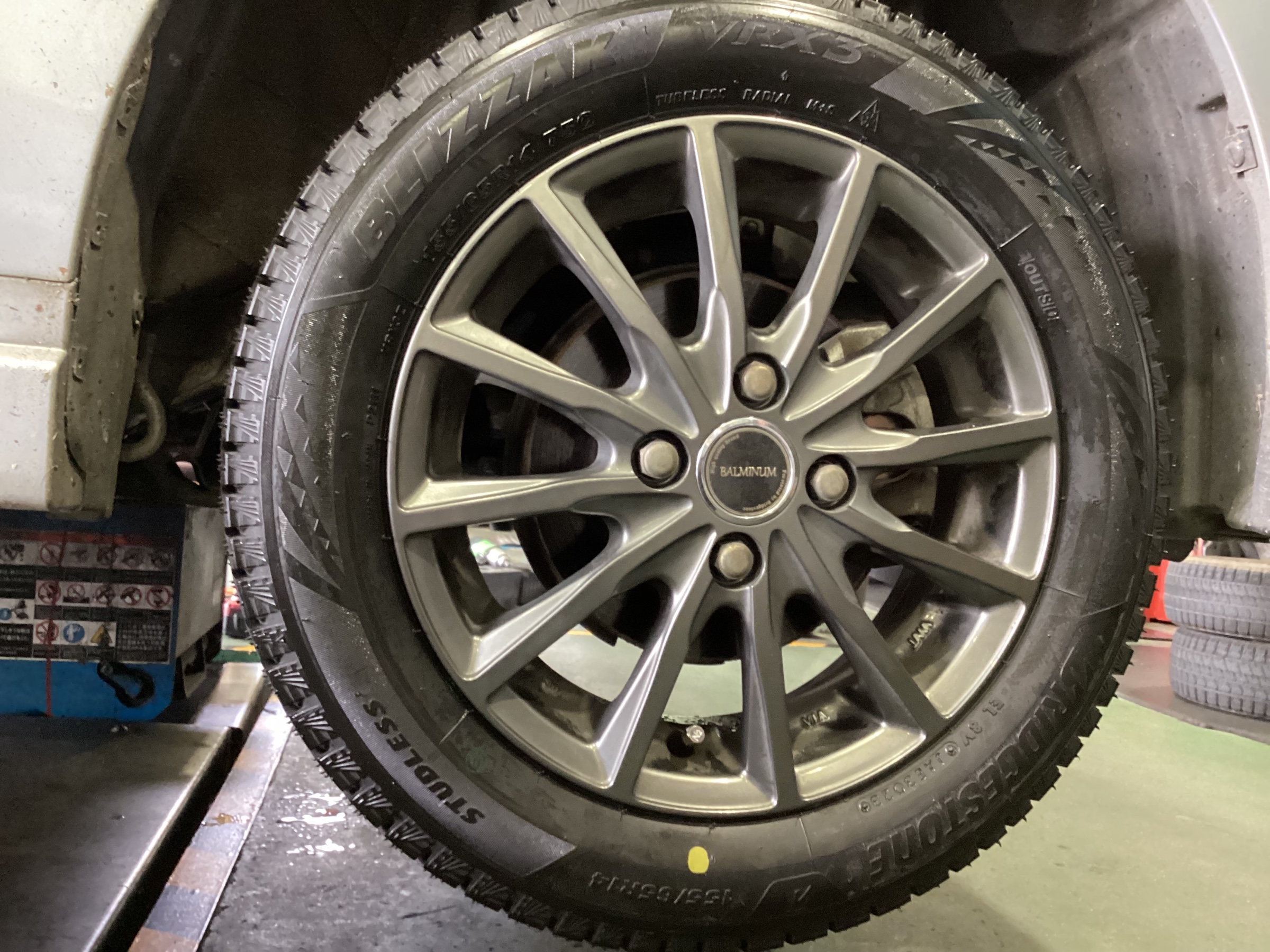 作業事例】「ダイハツ・ムーヴ」スタッドレスタイヤ交換作業