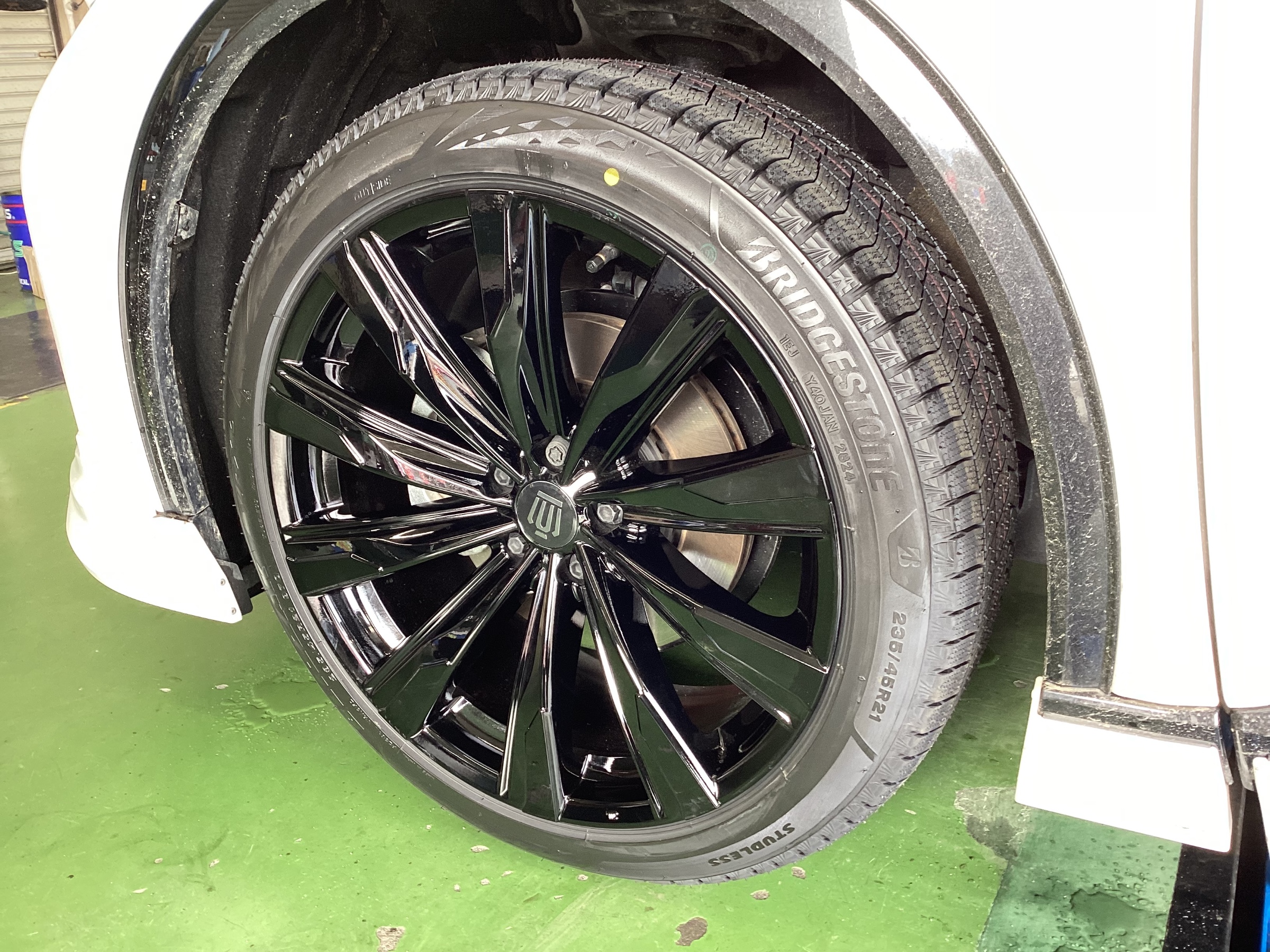 クラウンスポーツ（AZSH36W）デケぇ！21インチのスタッドレスですよ