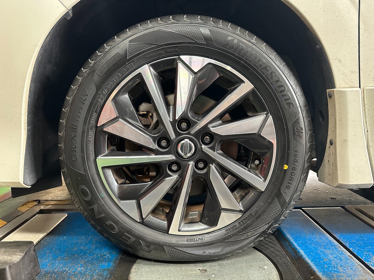 日産 セレナ】タイヤ交換作業 REGNO GR-XⅢ TYPE RV 195/60R16 | 店舗