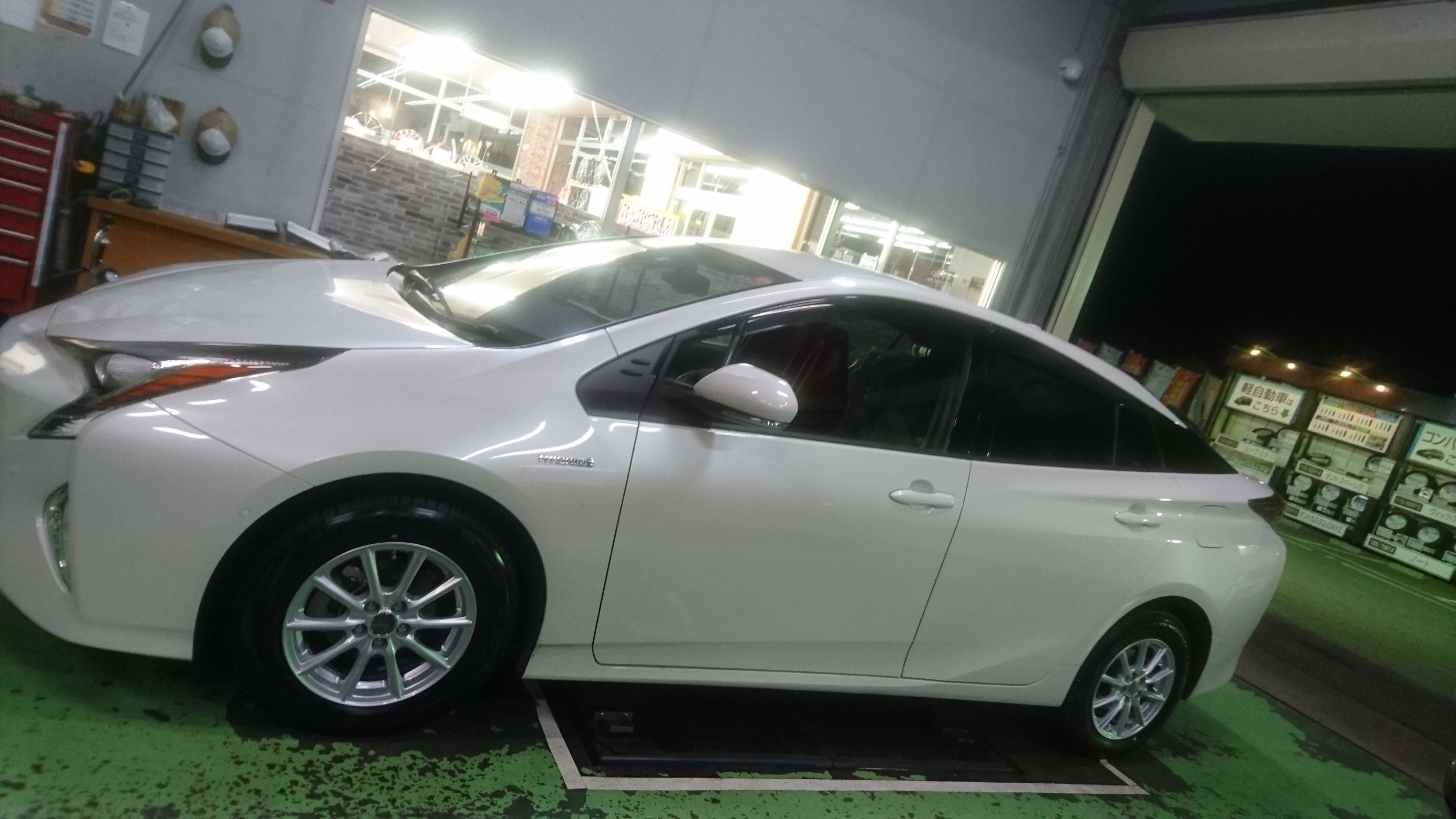 ☆トヨタ 50プリウス スタッドレスタイヤ＆ホイール取付☆ | 店舗お