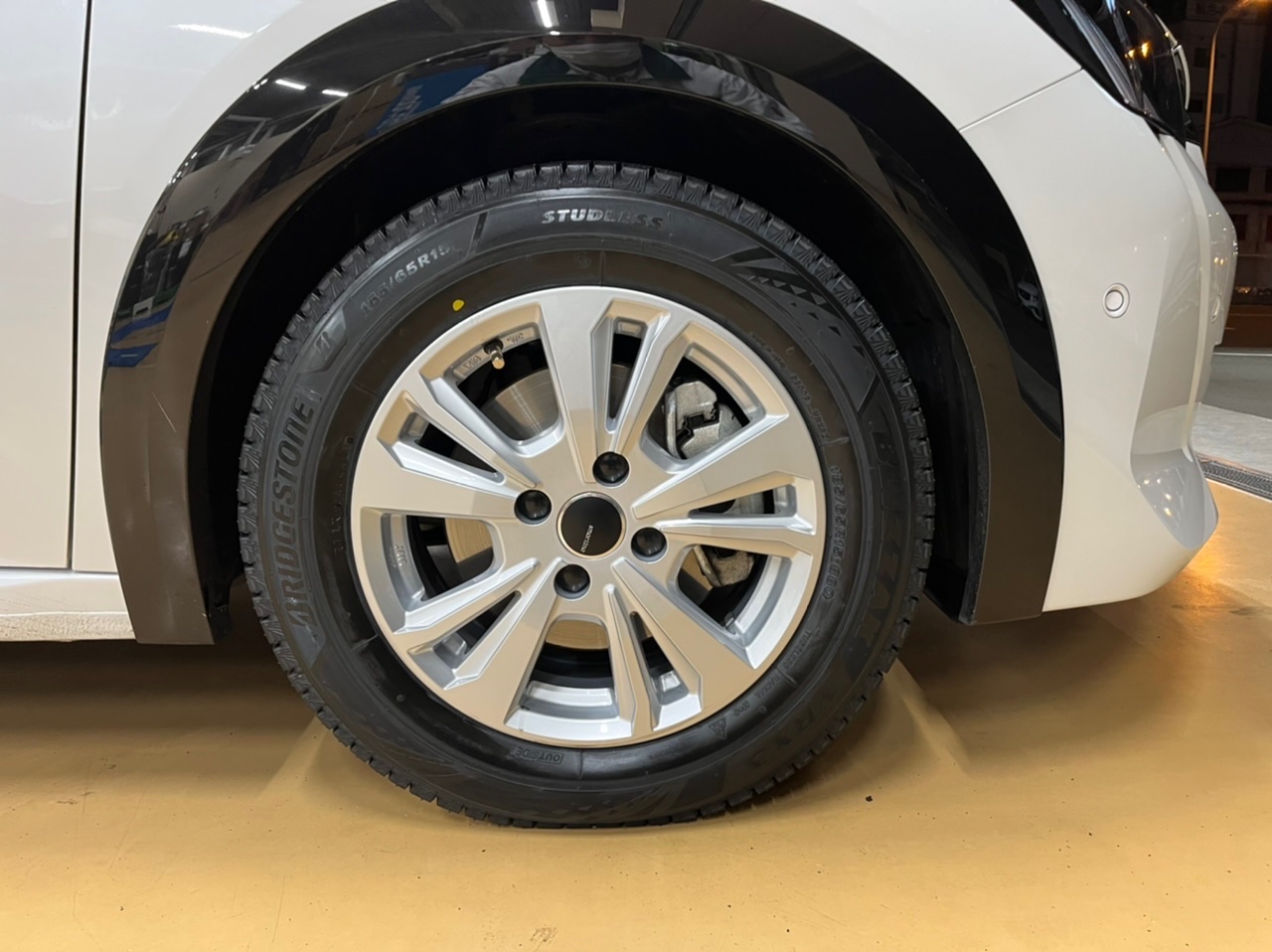 プジョー208にスタッドレスセット取り付け | 店舗おススメ情報