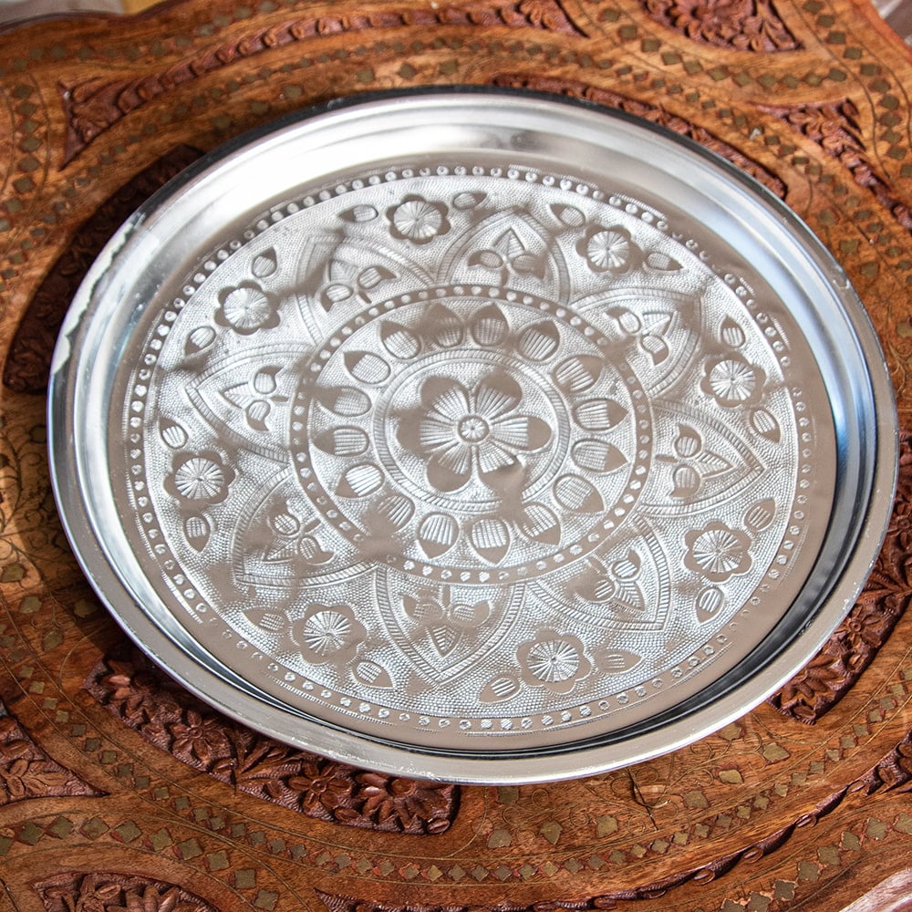 インド伝統唐草エンボス 飾りつき 皿 アルミ アンティーク調 : インド