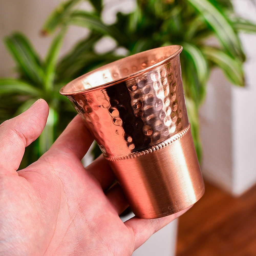 アーユルヴェーダ 高級銅製コップ付き水差し 槌目仕上げが美しい