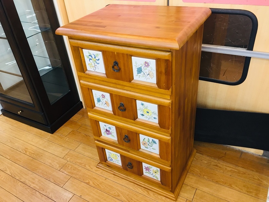 タイル張りのカントリー調チェストが入荷です！【鶴ヶ島店】｜2021年06