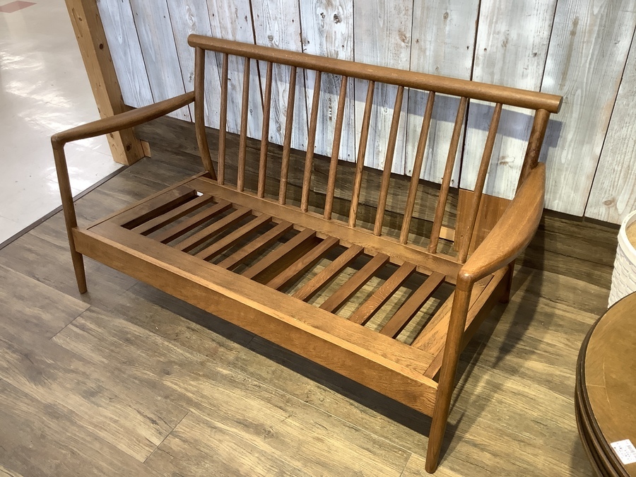 東京インテリアオリジナル、オークライフシリーズの2人掛けソファが