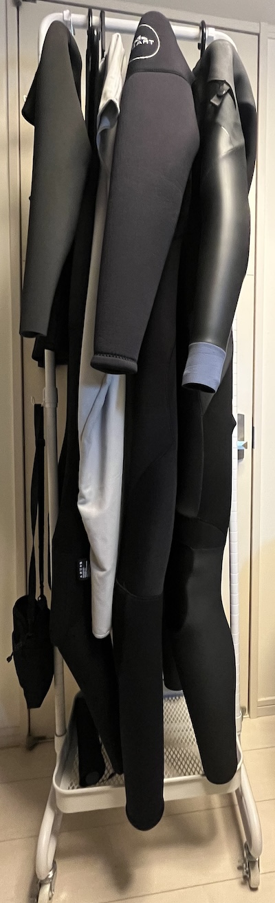 ウェットスーツをかけられるハンガーラック | tsuyuki.makoto