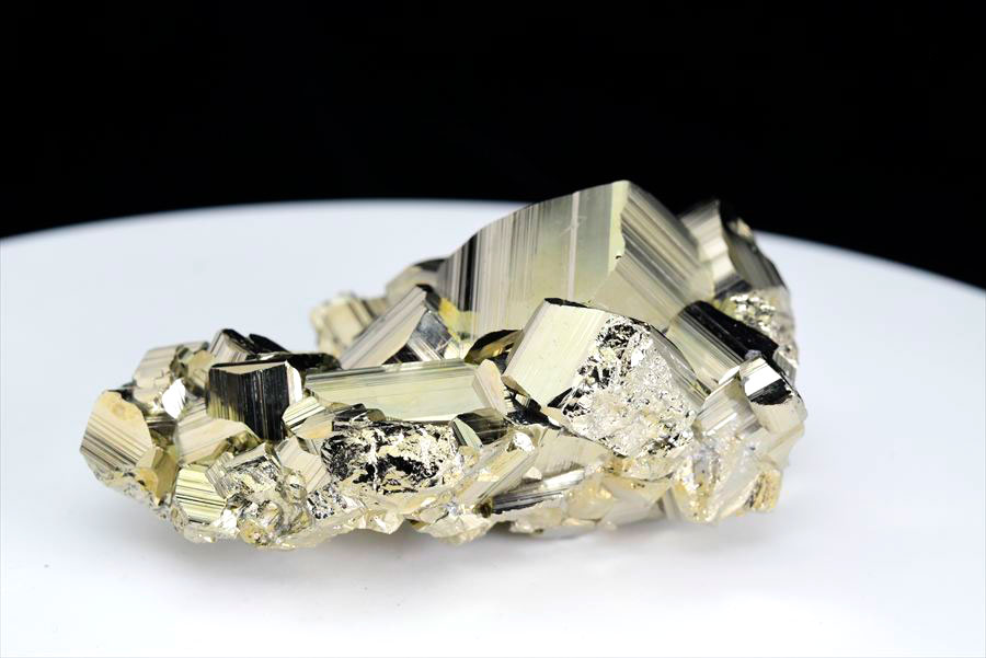 取扱量・品質は業界トップクラス｜パイライト（黄鉄鉱）クラスター原石