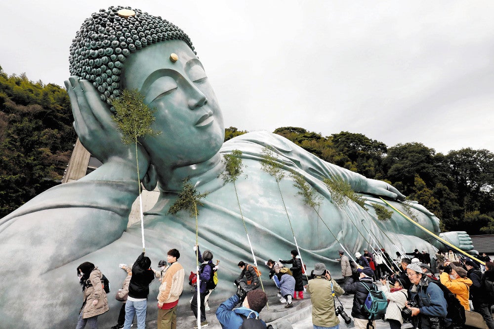 世界最大級「寝仏さん」、竹ザサでスッキリすす払い…福岡・篠栗町の南