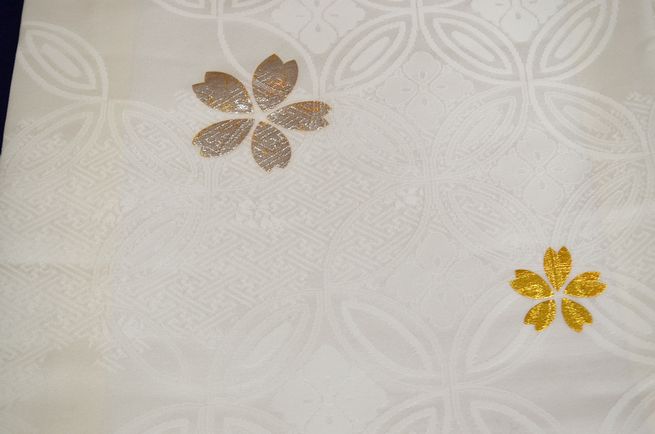 お宮参り 赤ちゃん着物 女の子 産着 金駒刺繍 手鞠 桜 金銀彩 白地 om