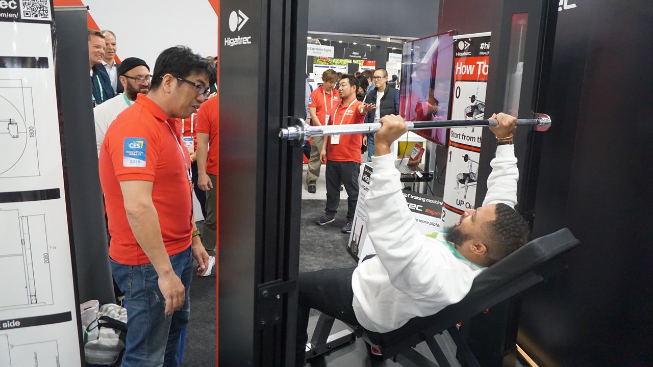 筋トレ新時代！ ウエイトトレーニングもスマート化【CES2020】：日経