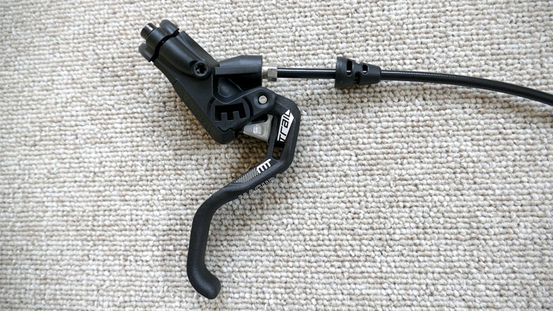 ホースカットもエア抜きも楽勝!?油圧ブレーキをマグラ製に交換 | ヨロズバ