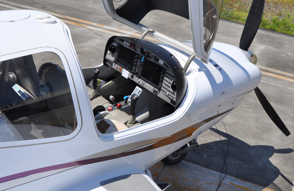 航空豆知識「飛行機の操縦桿」 | アルファーアビエィション