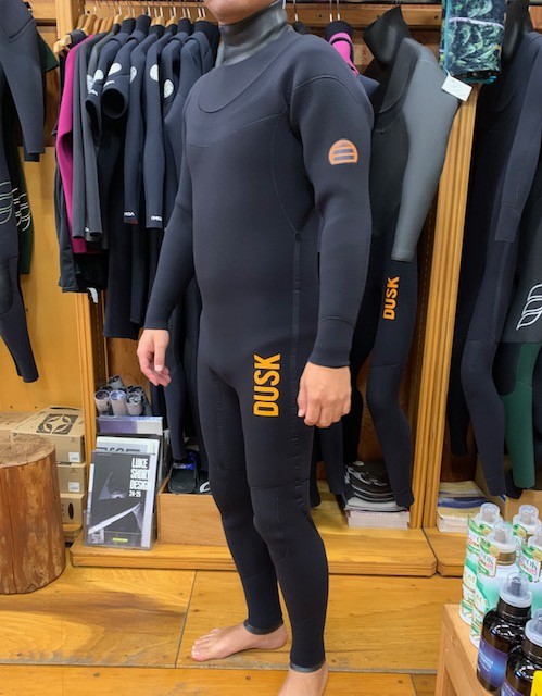 裏地オレンジ、黒とグレーのセミドライスーツ MLサイズ 裏地オレンジ