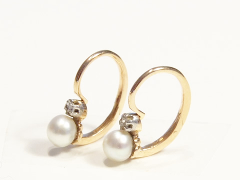 ホワイトクリスタルガラス アンティークゴールドスタッドピアス