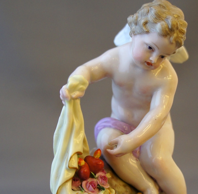 マイセン「天使人形「箴言の天使」- Je decouvre tout（愛こそ全て