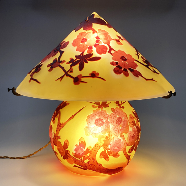 エミール・ガレ「木瓜文テーブルランプ」《アンティックかとう》