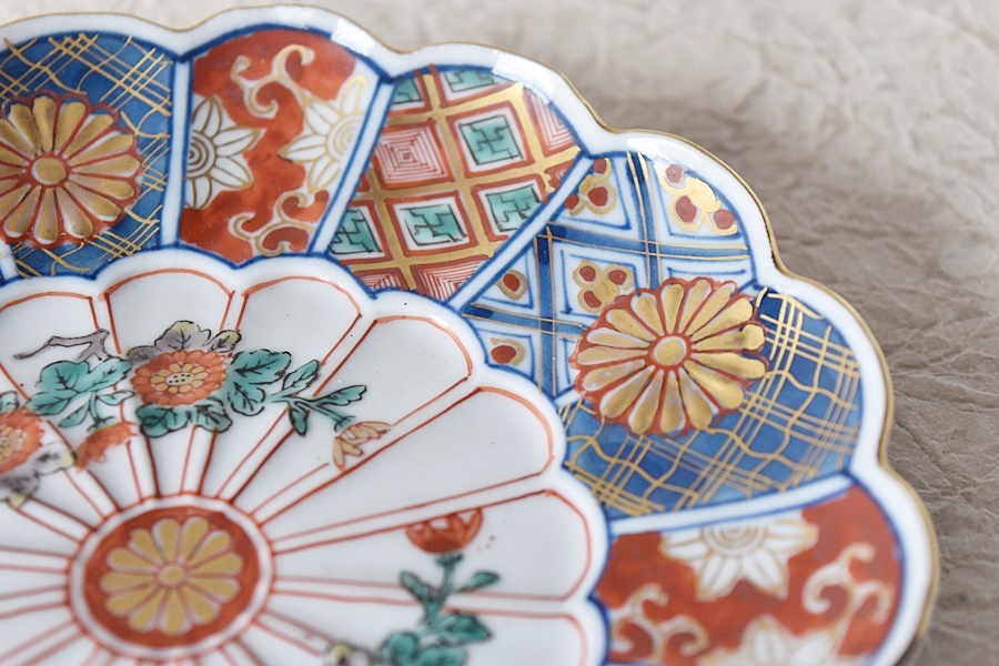 大聖寺伊万里 色絵 奇玉宝鼎之珍 菊型 五寸皿 - 生活骨董と古布の