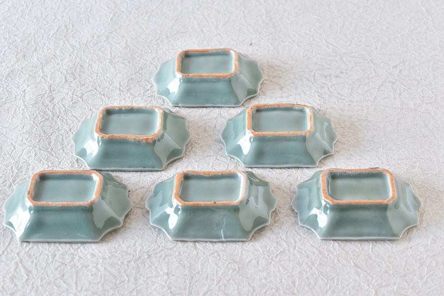 三田青磁 花唐草陽刻 変形豆皿 6枚セット - 生活骨董と古布の