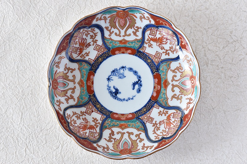 大聖寺伊万里 色絵 草花鳳凰唐草模様 輪花型 七寸皿 - 生活骨董と古布