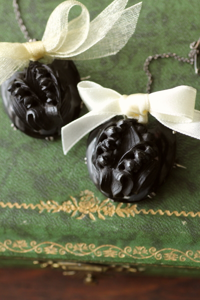 アンティークカーブドジェットブローチ ヴィクトリアンモーニング