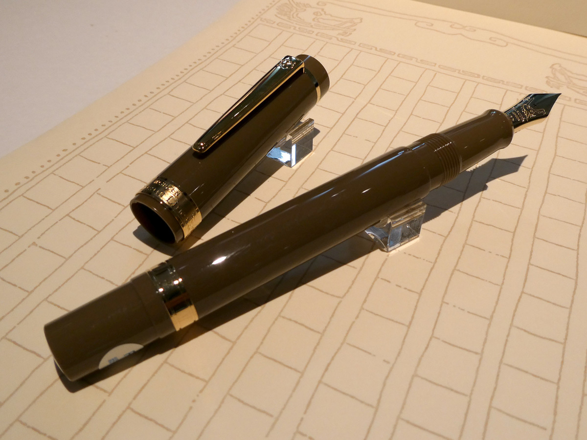 文豪・夏目漱石が好んだセピア色がシックに決まる万年筆で大人の粋を