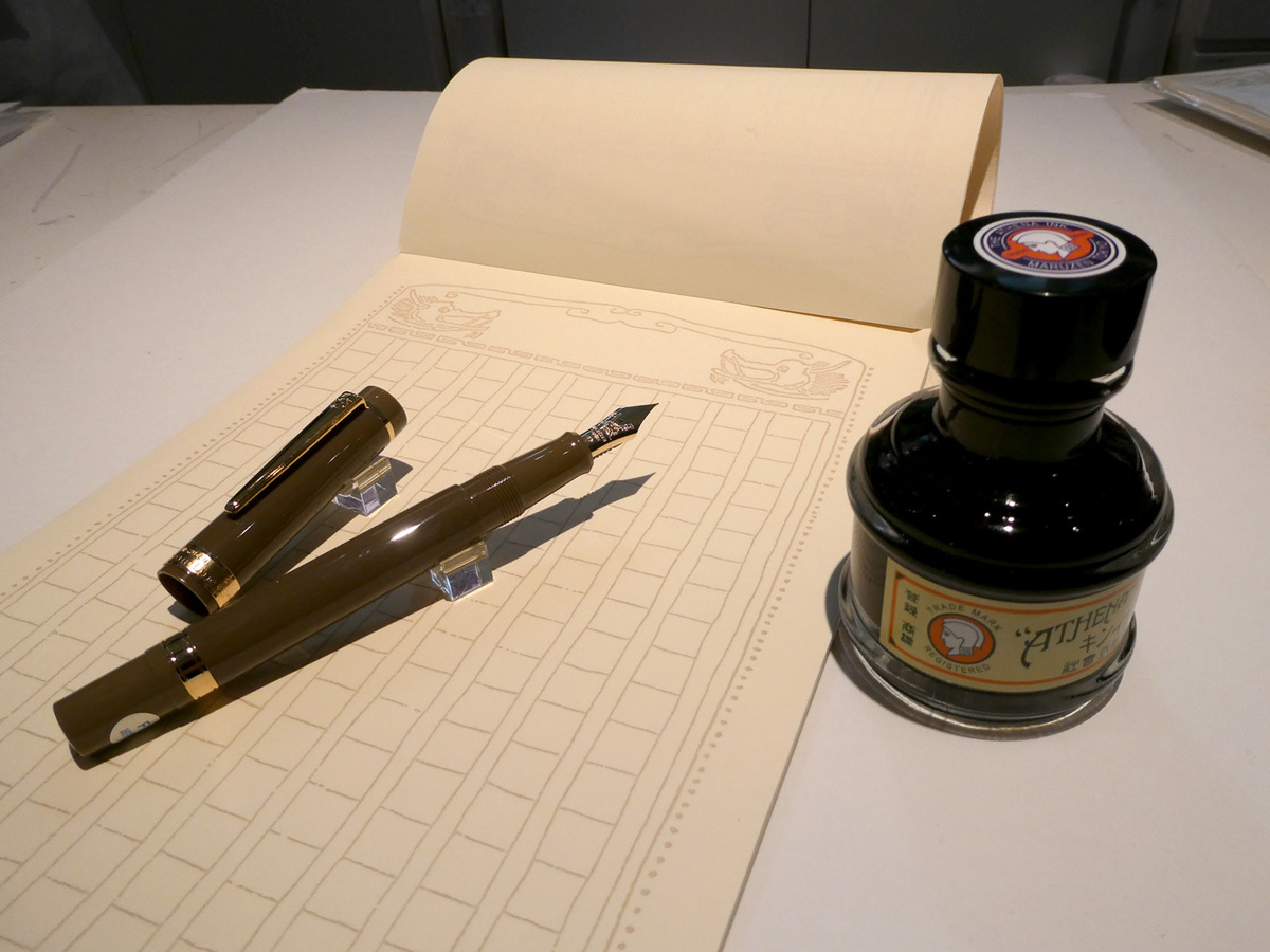 文豪・夏目漱石が好んだセピア色がシックに決まる万年筆で大人の粋を