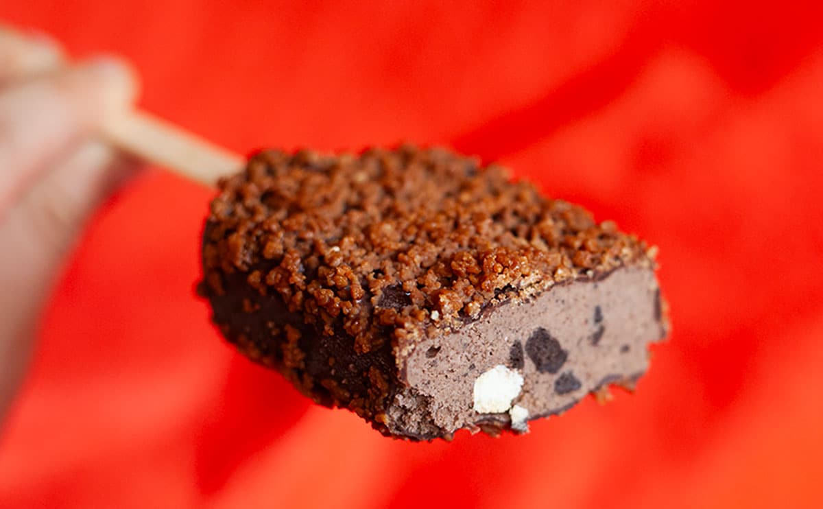 美味すぎる」と話題。“黒×黒”のコラボアイスが爆売れの予感!? | ママテナ