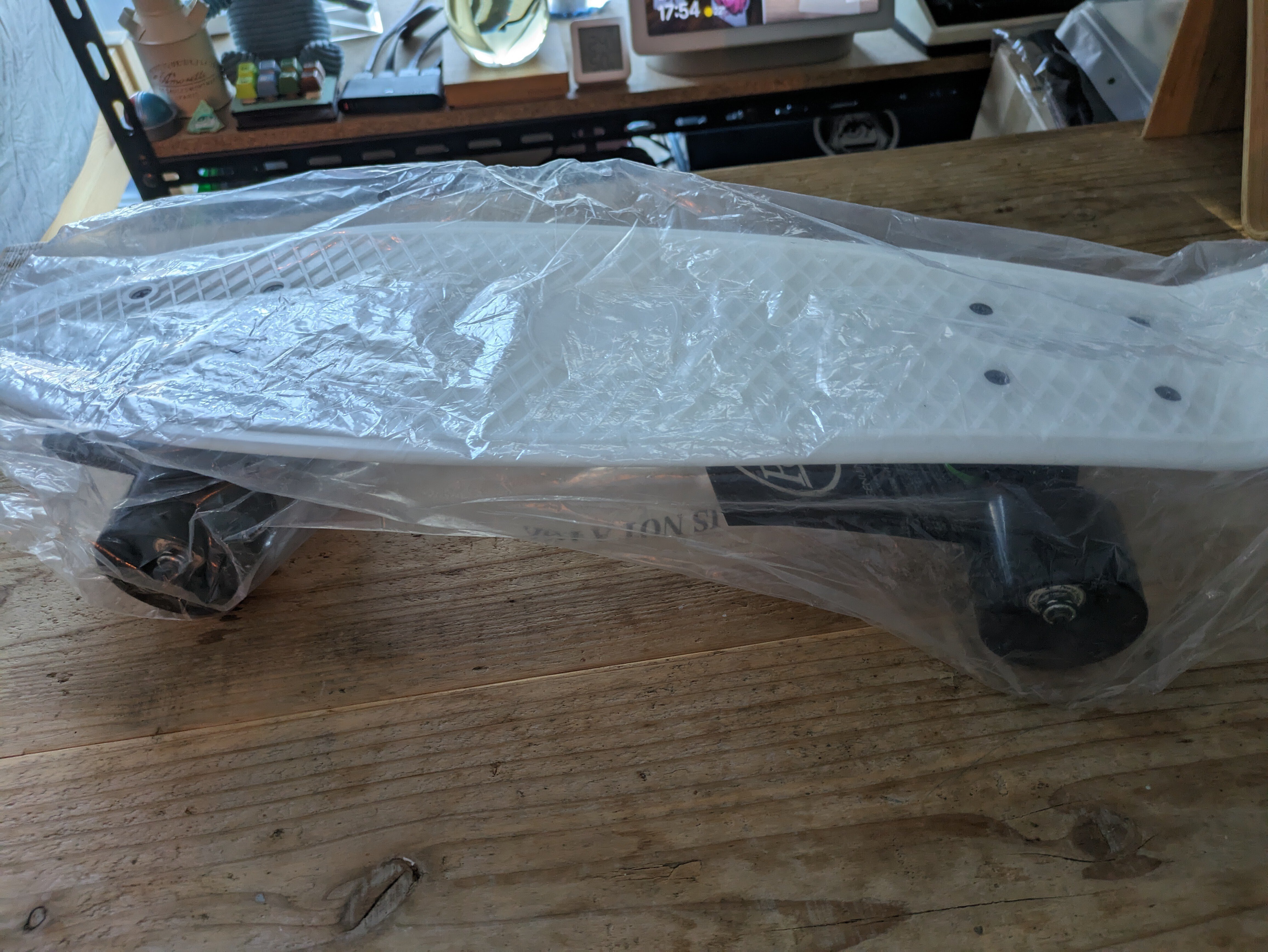 スケートボード】「Penny クラシックス 蓄光デッキ／CASPER ・22インチ