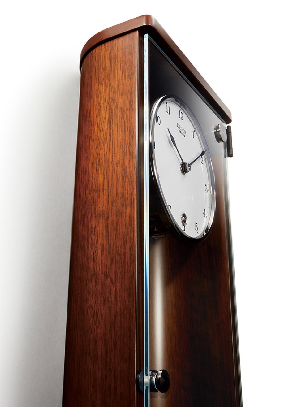 デコールセイコーが、琺瑯(ほうろう)文字板を採用した機械式振り子時計