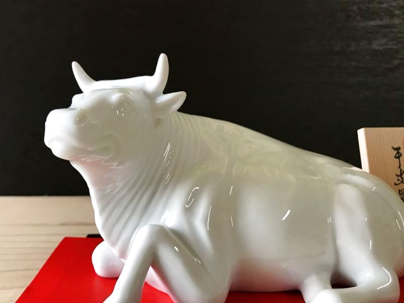 2021年干支置物 白磁 丑 ［有田焼 美宣窯］