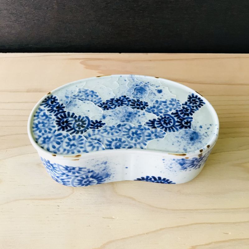 染付タコ唐草まゆ型陶箱［有田焼 福泉窯］