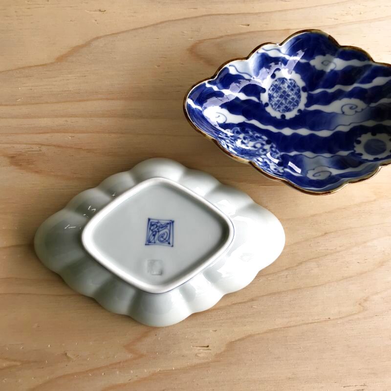 染付濃雲雪輪紋菱型菊割向付[有田焼 福泉窯]