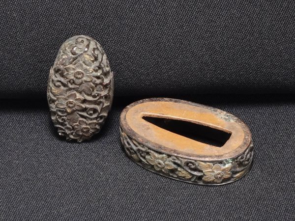 日本刀装具 合口拵え 唐草の図 縁頭 鯉口鐺 銅地 金工 金具