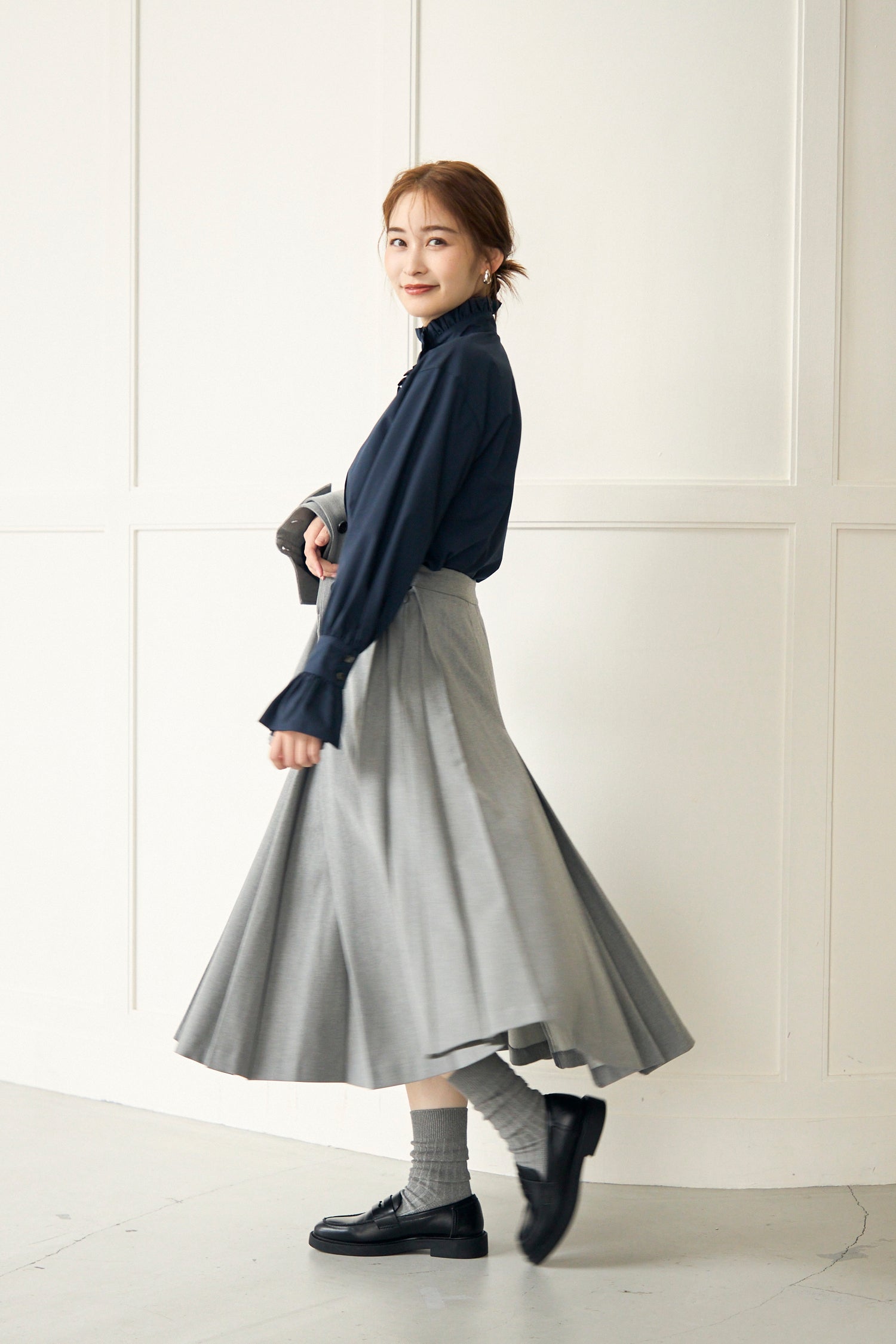 Gentle pleated skirt (Light gray) – Audire