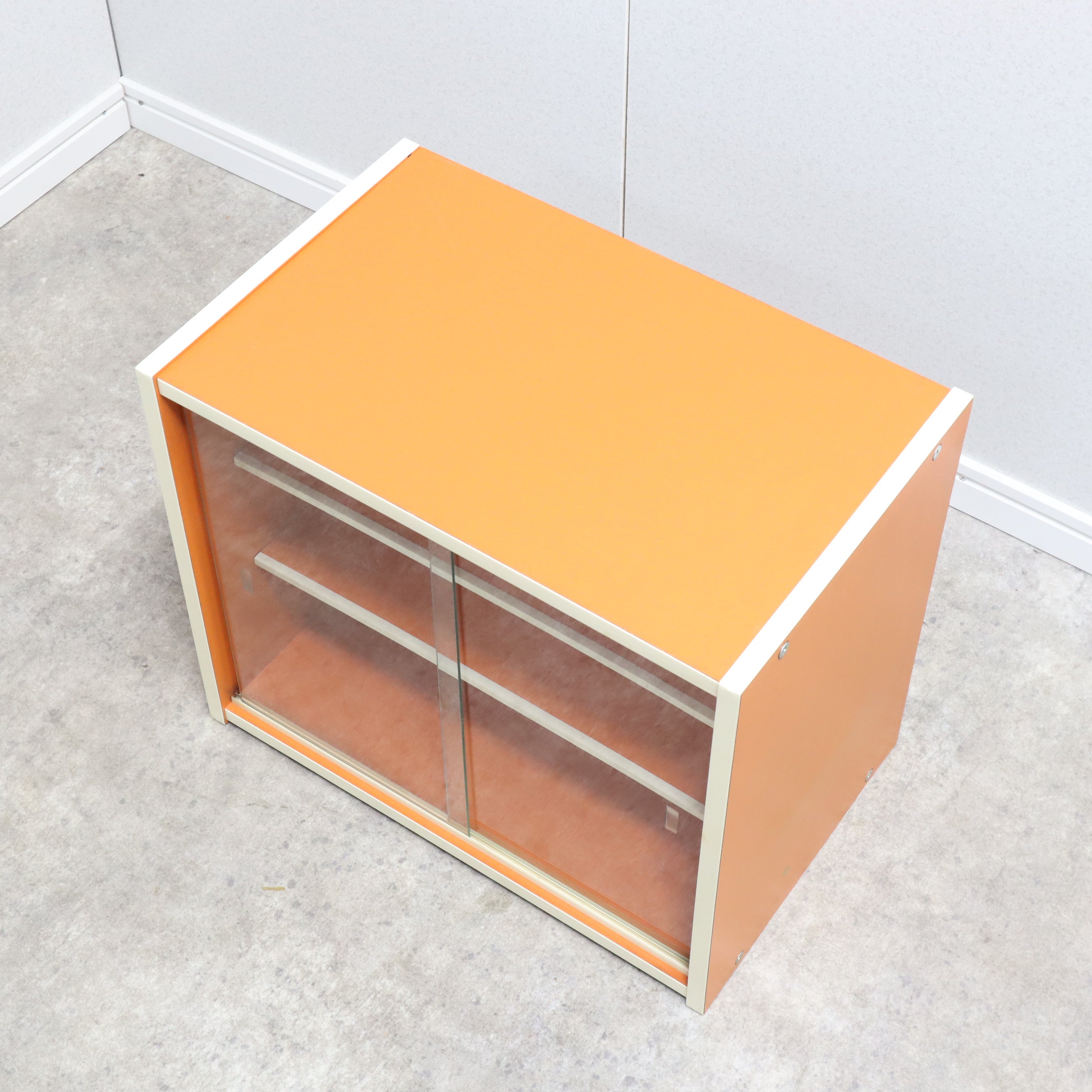 ガラス棚 オレンジ 昭和 レトロポップ 収納棚 コンパクト カラー