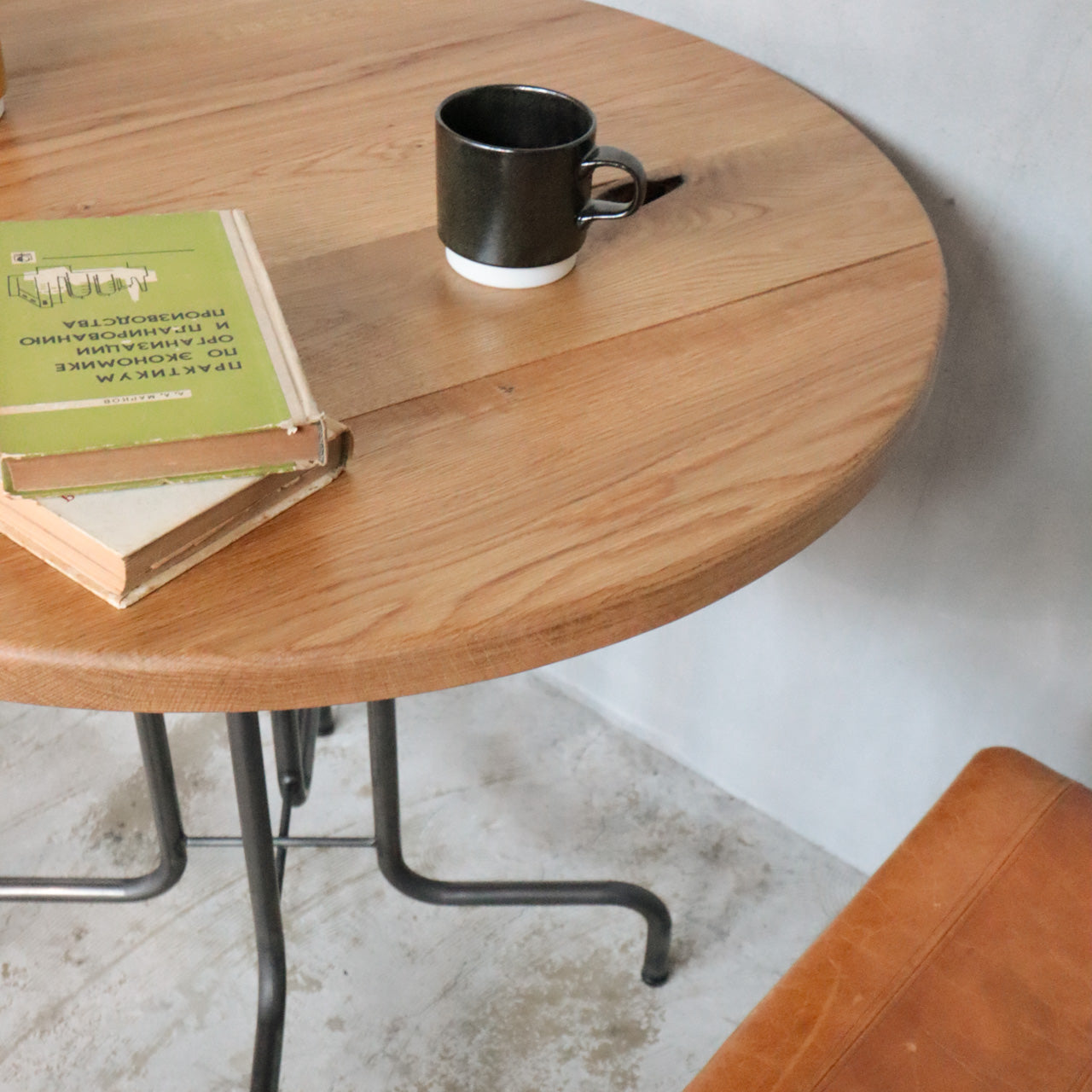 ラウンドテーブル | オーダーメイドのアイアン家具を中心に数多くの