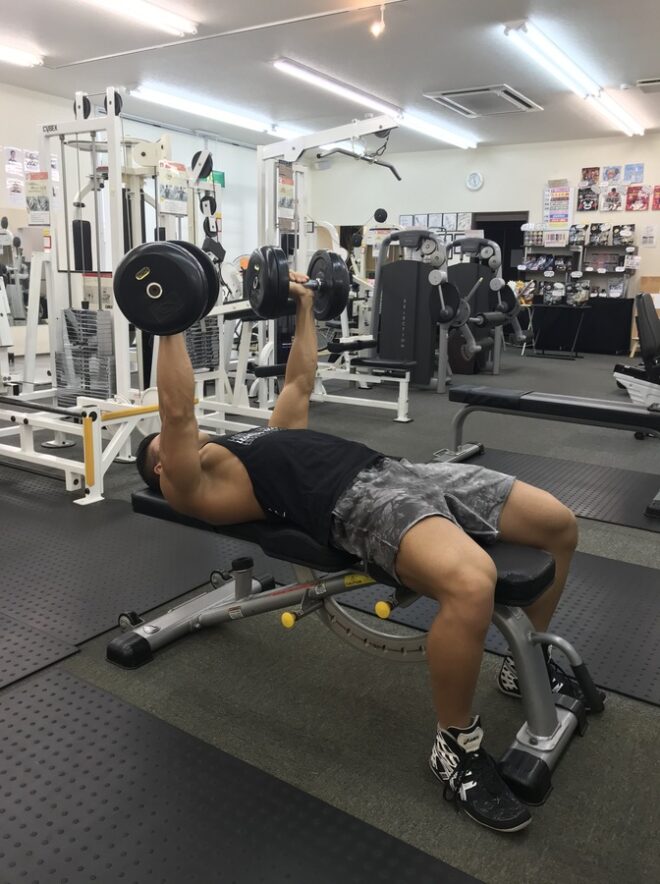 大胸筋を効率よく筋肥大するダンベルベンチプレスのやり方とコツ