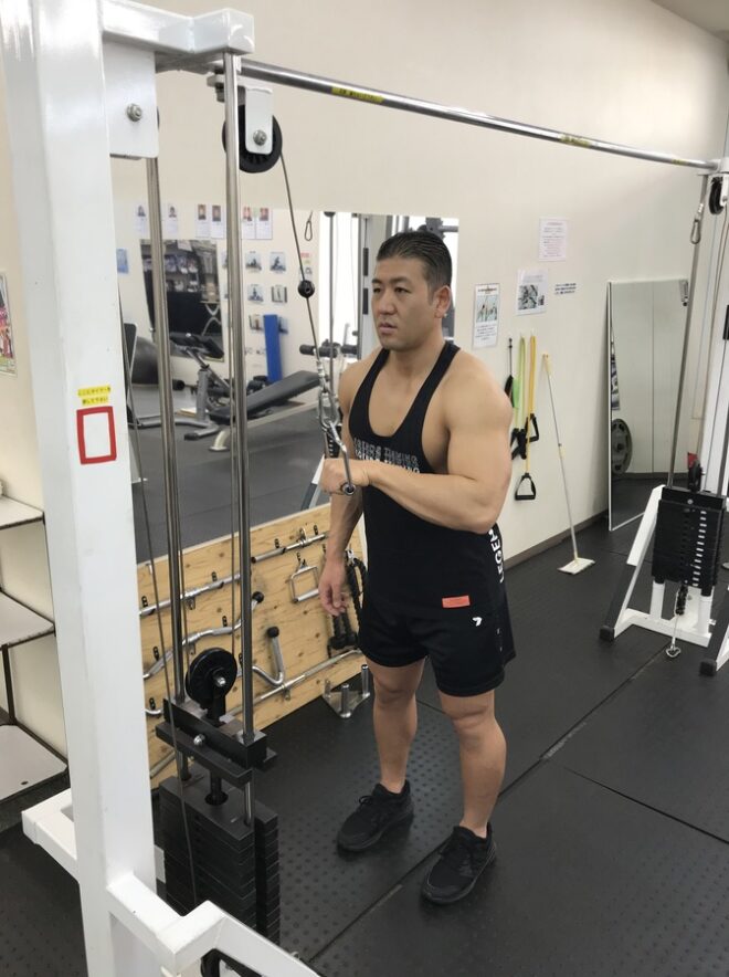 バリエーション別 ケーブルプレスダウンのやり方をボディビル