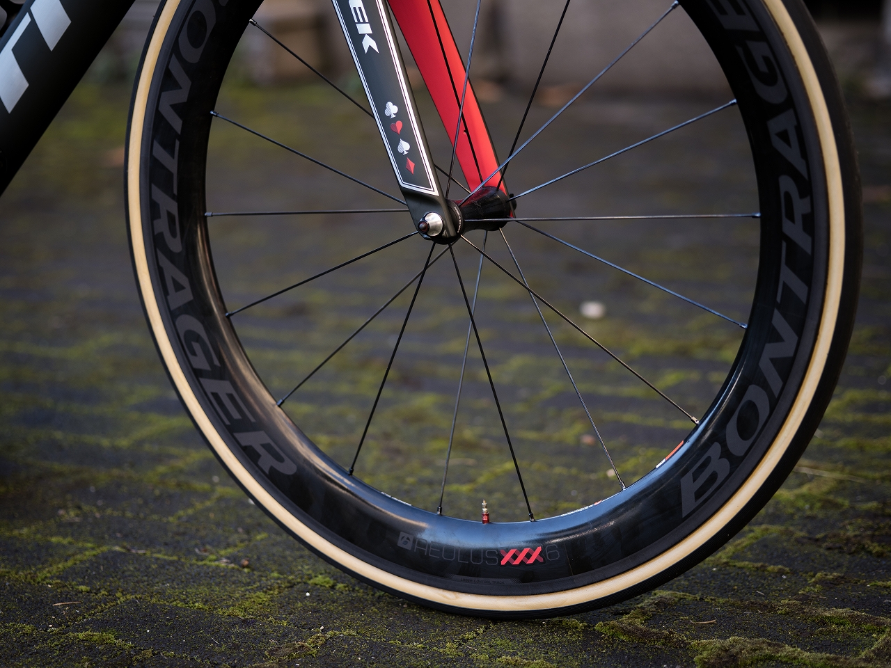 新製品】BONTRAGERのカーボンホイール「アイオロス」がフルモデル