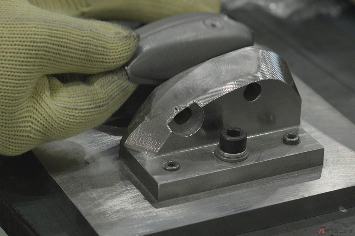 製造工程も忠実に再現したヤマハ「SR400ミニチュアタンク」 300個限定