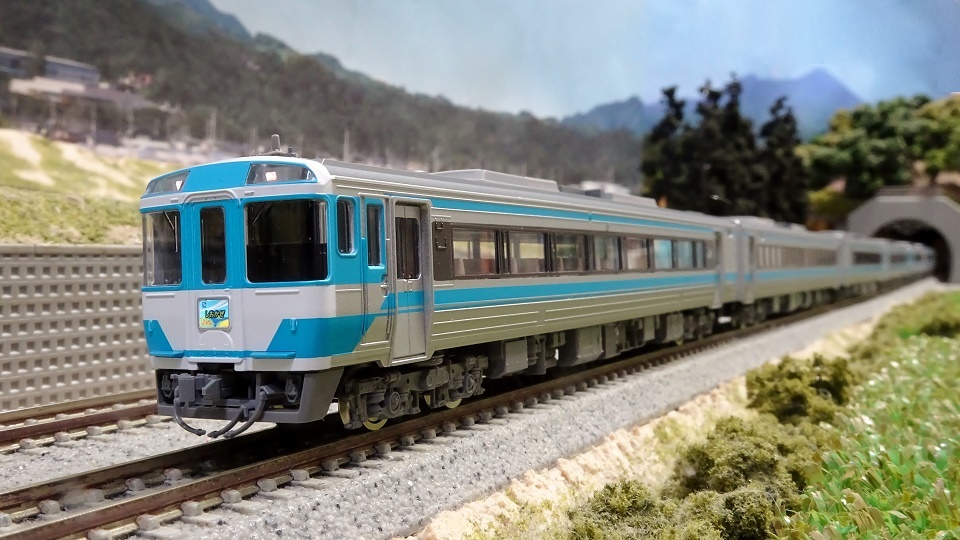 JR キハ185系 JR四国色 入線 - ビスタ模型鉄道（エヌゲージ日記）