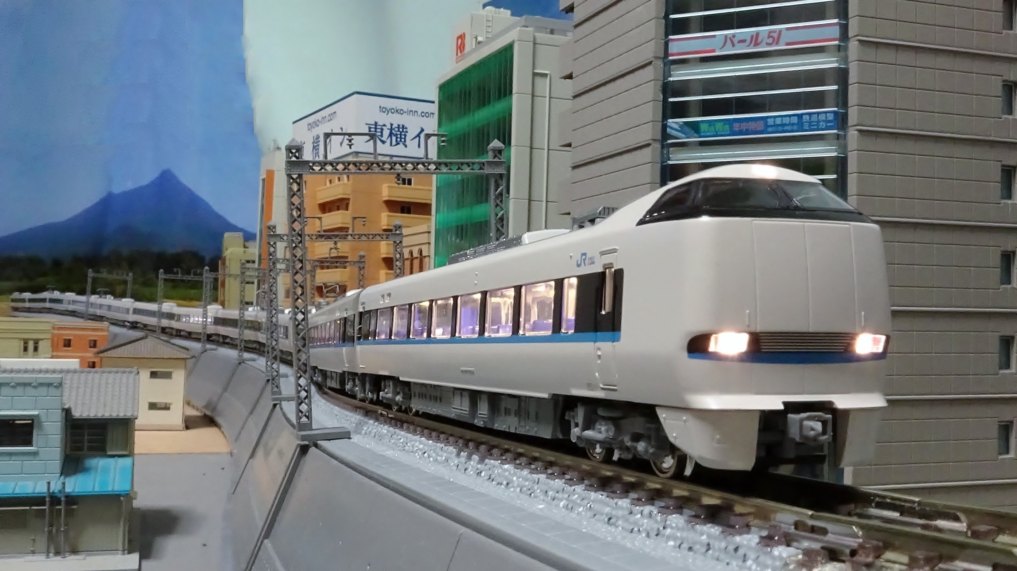 683系4000番台＋2000番台「サンダーバード」リニューアル車に室内灯を