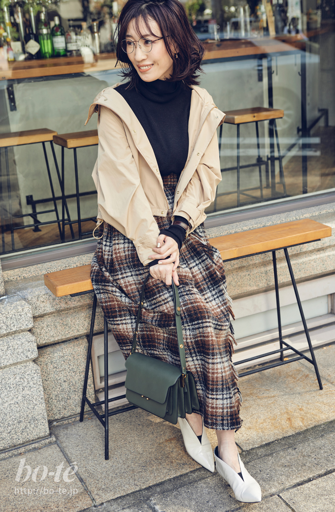 紅葉に色づく街デートには、秋らしいブラウンのチェック柄スカートを