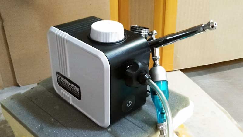 コンパクトなコンプレッサー「タミヤ スプレーワーク コンプレッサー