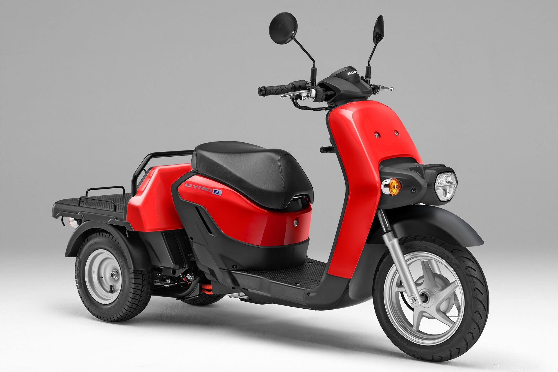 ホンダ、高い安定走行とクリーンさを実現する電動三輪スクーター