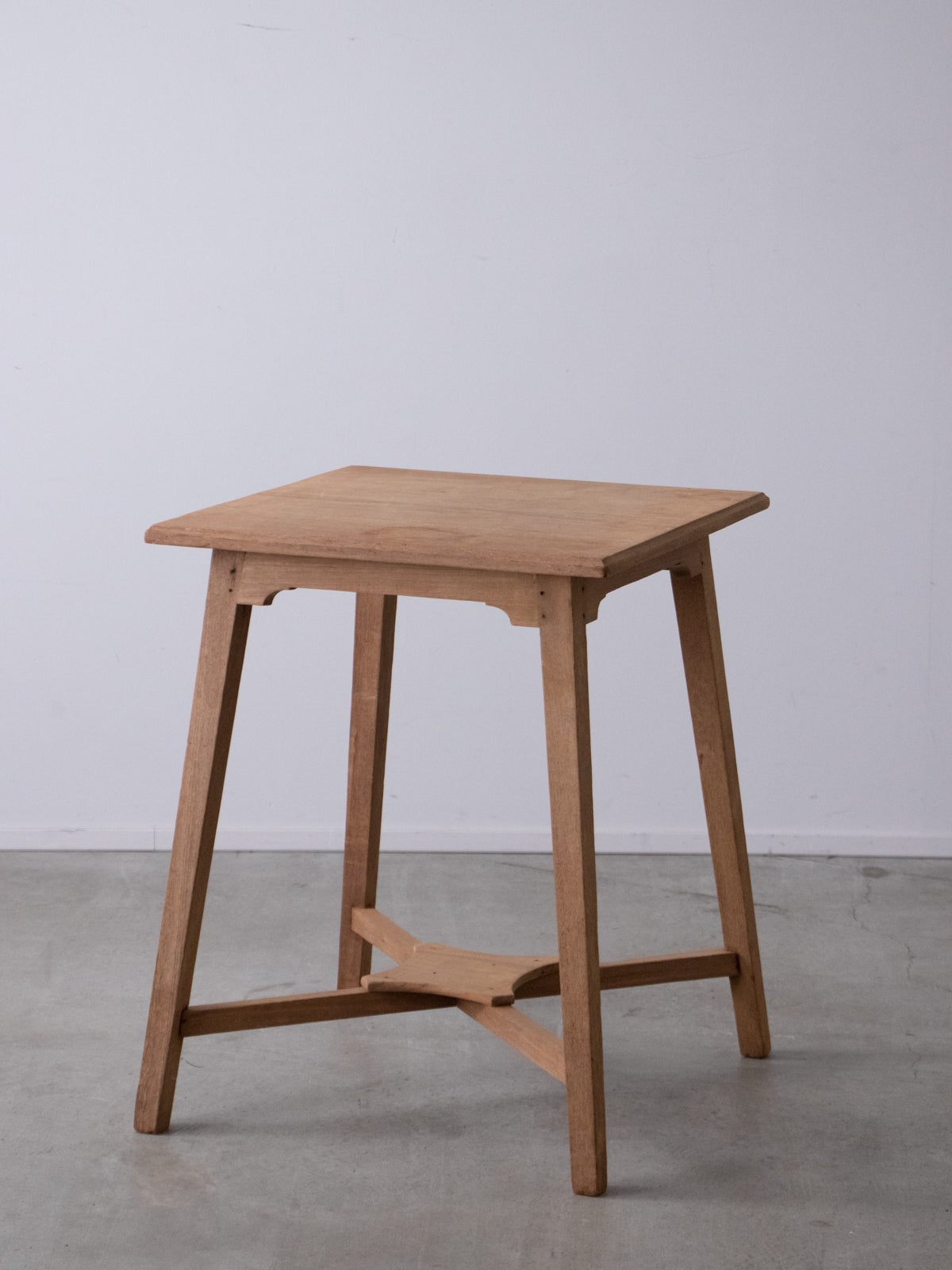 TABLE / DESK