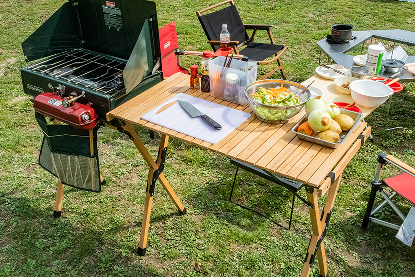 ハイランダーの「ウッドキッチンテーブル」はキャンプ時の料理を楽に