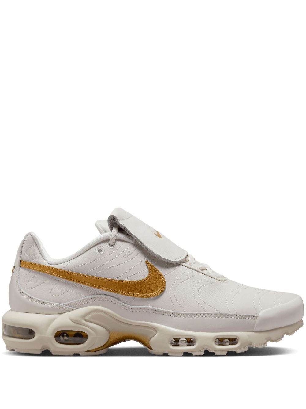 Nike Air Max Plus Tiempo “Phantom/Metallic Gold” スニーカー