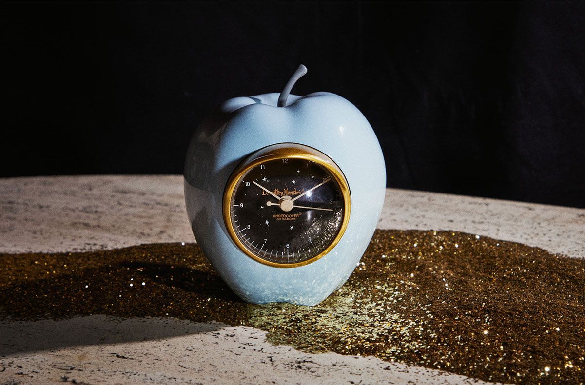 UNDERCOVERとDorothy Hendricksがコラボ！「GILAPPLE CLOCK」やTシャツ
